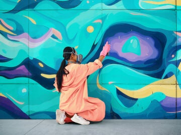 Mujer joven haciendo un graffiti