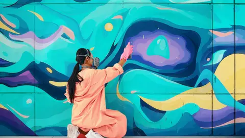 Mujer joven haciendo un graffiti