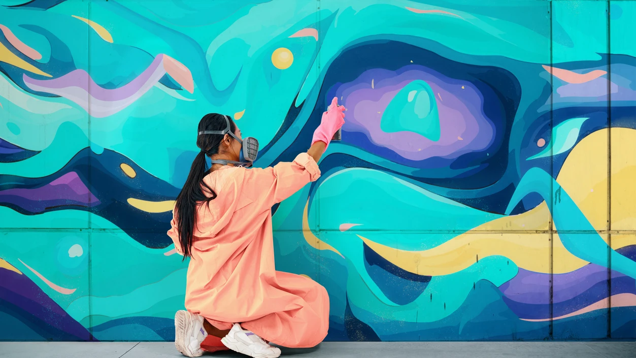 Mujer joven haciendo un graffiti