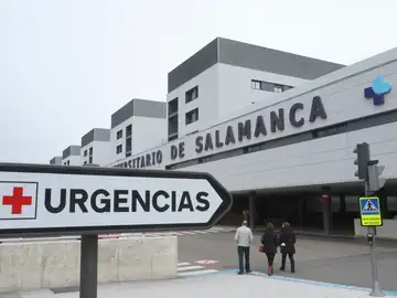 Imagen de archivo de la entrada a urgencias del Hospital Universitario de Salamanca.
