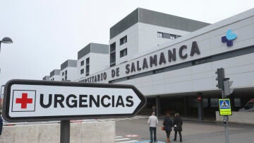 Imagen de archivo de la entrada a urgencias del Hospital Universitario de Salamanca.