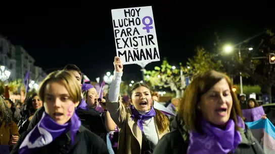 Una mujer sostiene una pancarta durante una manifestación contra las violencias machistas, a 25 de noviembre Una mujer sostiene una pancarta durante una manifestación contra las violencias machistas, a 25 de noviembre