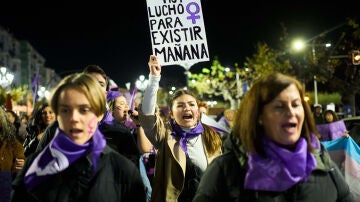Una mujer sostiene una pancarta durante una manifestación contra las violencias machistas, a 25 de noviembre