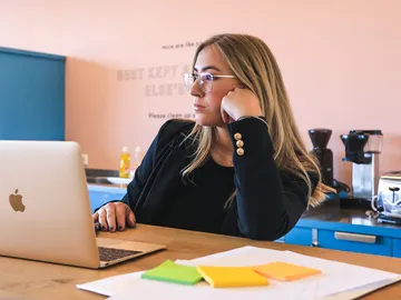 mujer aburrida en la oficina mujer aburrida en la oficina
