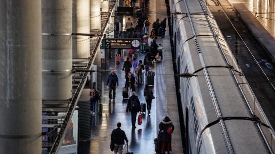 Decenas de personas durante la operaci&oacute;n salida con motivo de las fiestas navide&ntilde;as, en la estaci&oacute;n de Atocha, a 22 de diciembre de 2023, en Madrid (Espa&ntilde;a). 