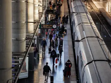 Decenas de personas durante la operación salida con motivo de las fiestas navideñas, en la estación de Atocha, a 22 de diciembre de 2023, en Madrid (España). 