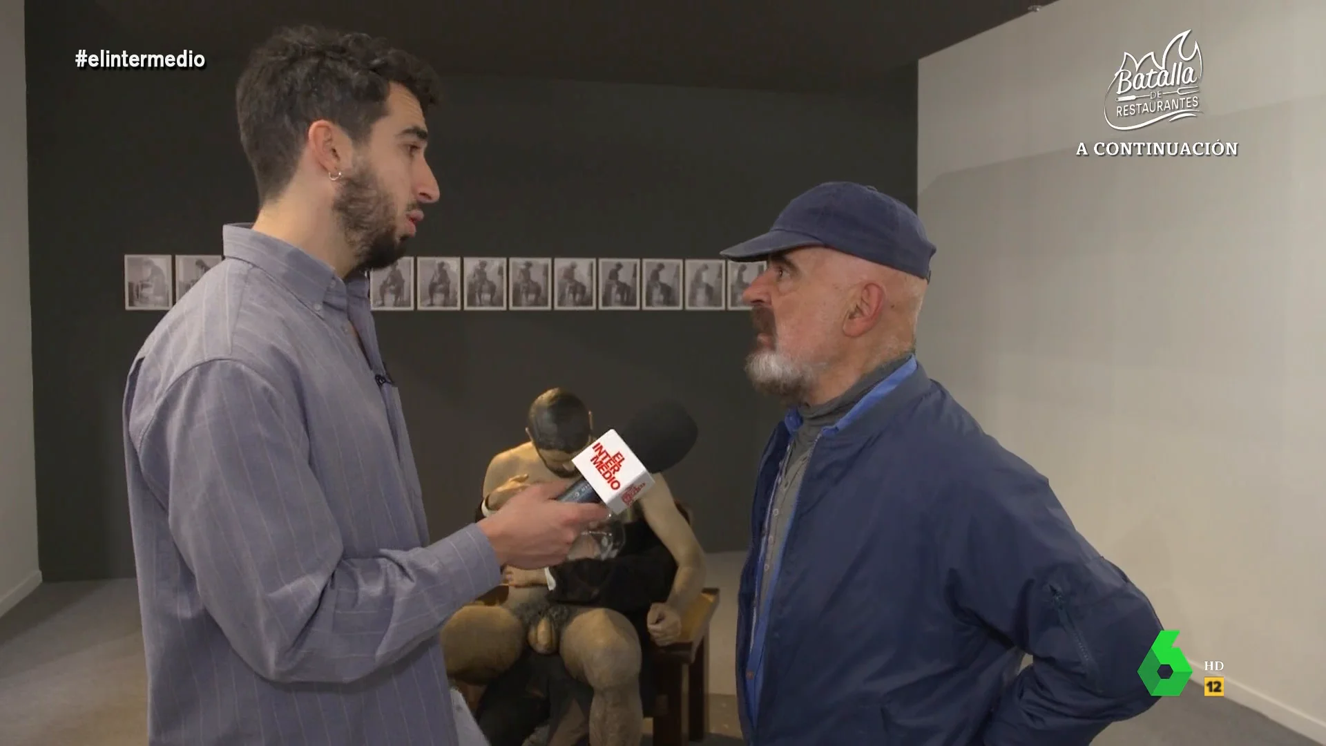 Isma Juárez visita ARCO y conversa con Rodrigo Muñoz Ballester, cuya obra 'Manuel' escandalizó en la feria de 1983 y ahora ha vuelto. "Ha estado 20 a los pies de mi cama. He soñado que se levantaba y casi me cago por la pata abajo", afirma.