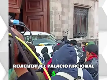 Atacan el Palacio Nacional de México por los 43 estudiantes desaparecidos en 2014