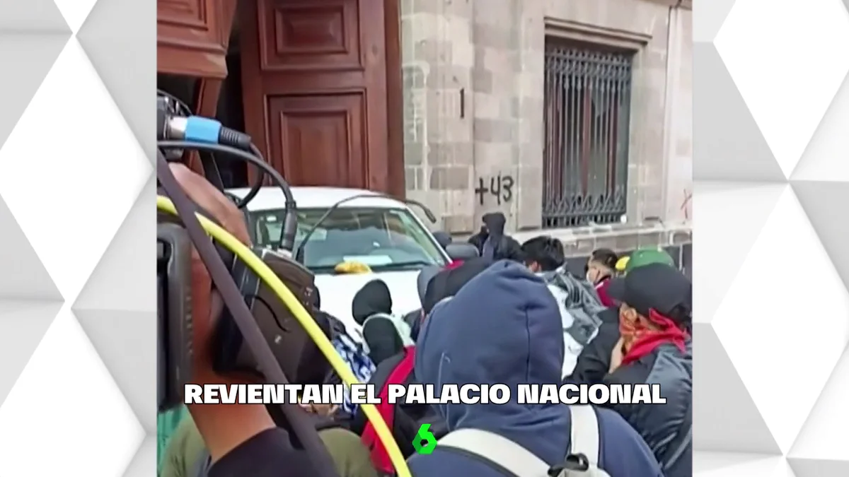 They attack the National Palace of Mexico on the tenth anniversary of the “state crime” of 43 students that remains unsolved They attack the National Palace of Mexico on the tenth anniversary of the “state crime” of 43 students that remains unsolved