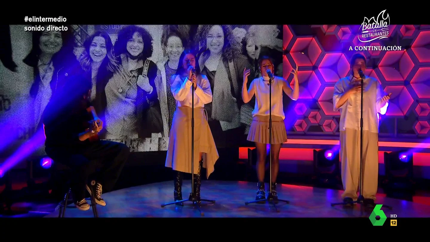 Tanxugueiras cantan en directo 'Hoxe, mañá e sempre': así ha sido su mágica actuación en El Intermedio Acompañadas por los acordes de una guitarra, Tanxugueiras llenan el plató de El Intermedio de su mezcla de folclore y sonidos modernos una preciosa canción dedicada a las personas que se van, pero que siempre quedan en el recuerdo.