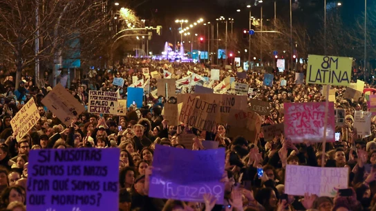 El feminismo pinta de violeta las calles de las principales ciudades de España en un 8M que vuelve a protestar dividido El feminismo pinta de violeta las calles de las principales ciudades de España en un 8M que vuelve a protestar dividido