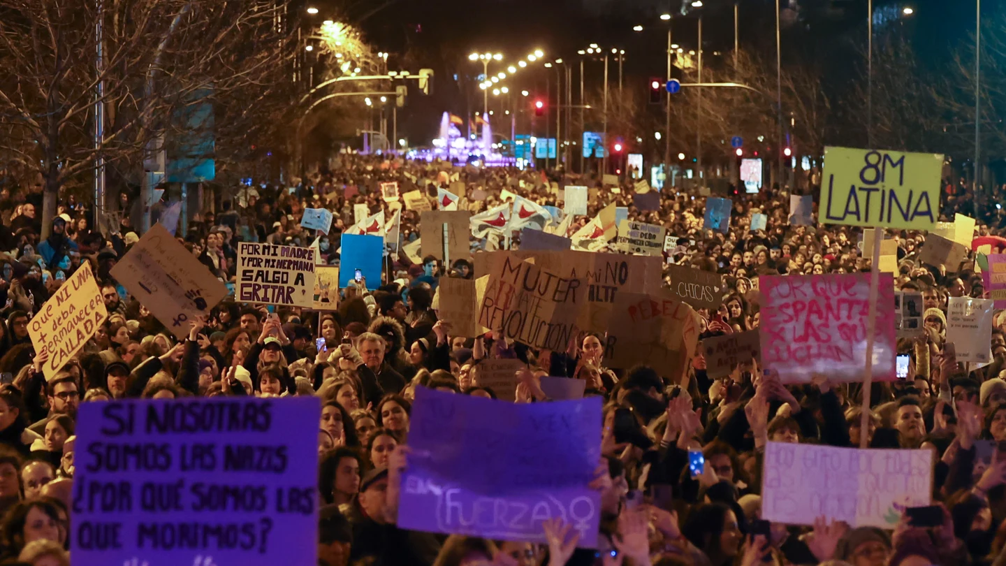 El feminismo pinta de violeta las calles de las principales ciudades de España en un 8M que vuelve a protestar dividido El feminismo pinta de violeta las calles de las principales ciudades de España en un 8M que vuelve a protestar dividido