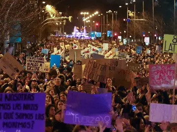 El feminismo pinta de violeta las calles de las principales ciudades de España en un 8M que vuelve a protestar dividido