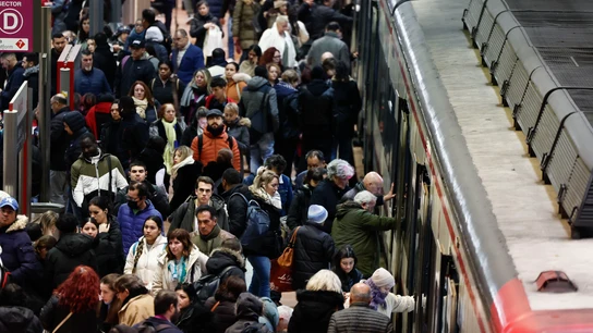 Pasajeros en la estación de Atocha de Madrid aglomerados tras una incidencia Pasajeros en la estación de Atocha de Madrid aglomerados tras una incidencia