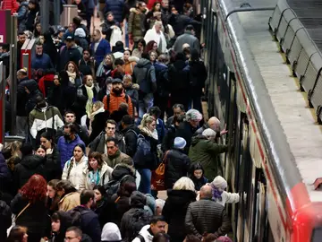 Pasajeros en la estación de Atocha de Madrid aglomerados tras una incidencia