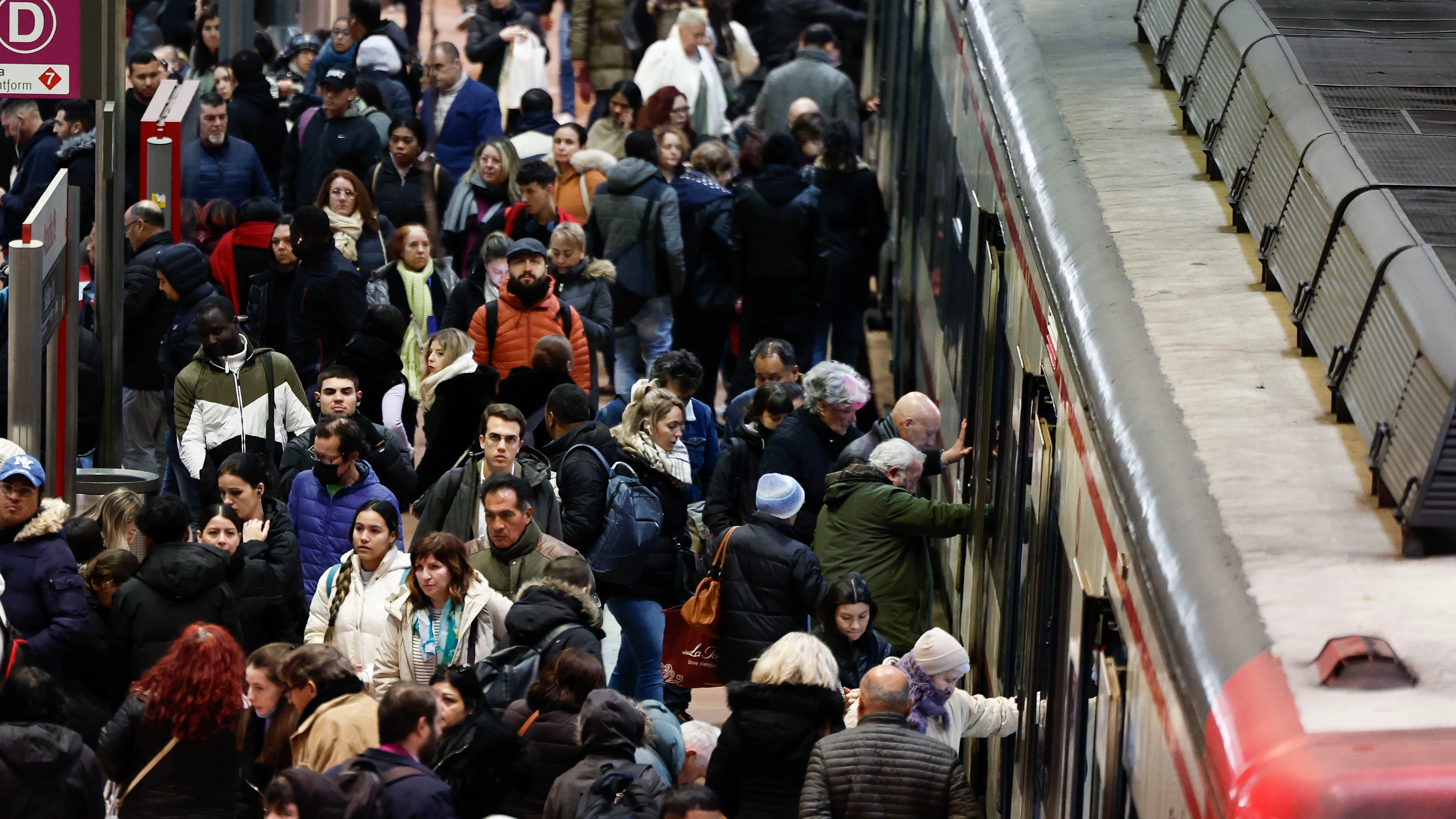 Pasajeros en la estación de Atocha de Madrid aglomerados tras una incidencia