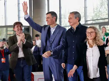El presidente del Gobierno Pedro Sánchez, el secretario general del Partido Socialista Vasco Eneko Andueza y el expresidente José Luis Rodríguez Zapatero en un acto en Bilbao