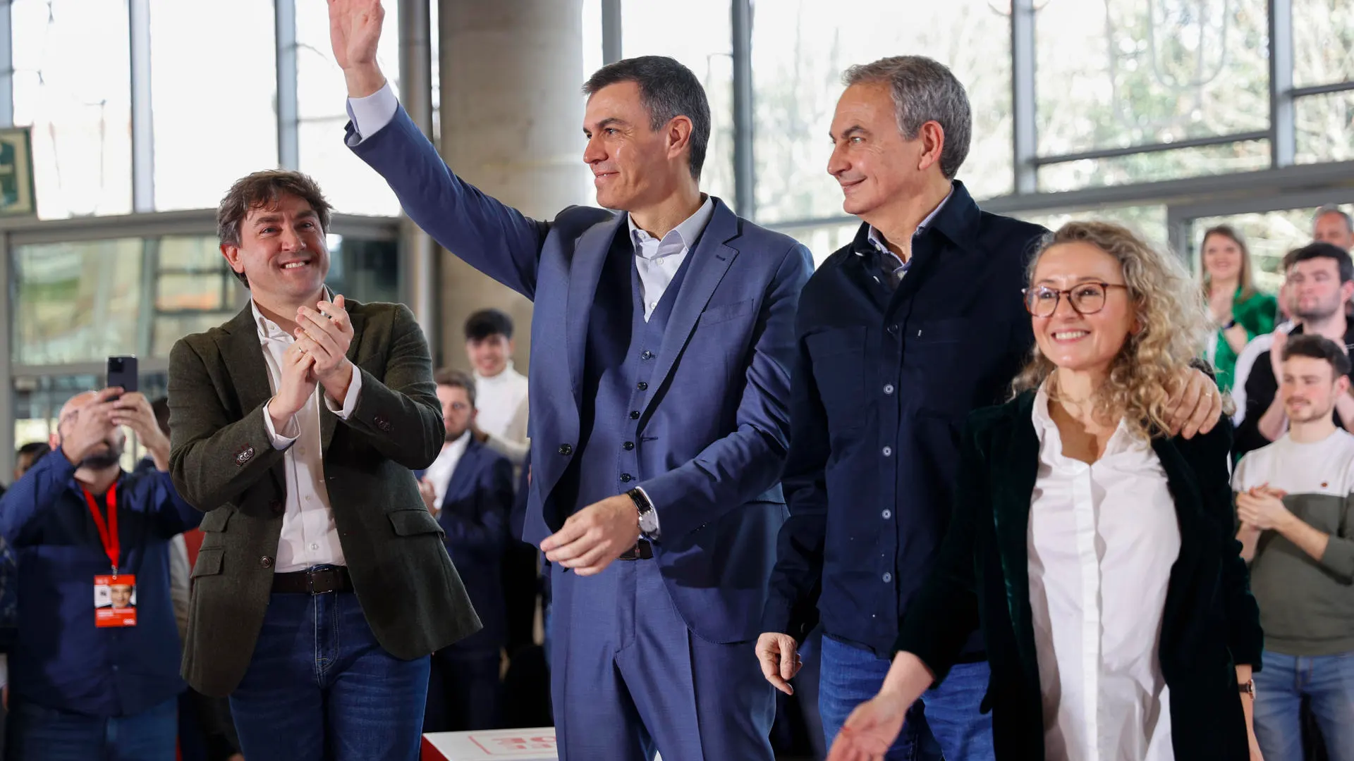 El presidente del Gobierno Pedro Sánchez, el secretario general del Partido Socialista Vasco Eneko Andueza y el expresidente José Luis Rodríguez Zapatero en un acto en Bilbao