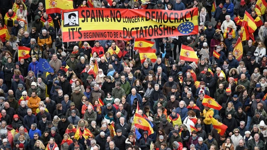 Miles de personas protestan en Madrid contra la amnistía, pidiendo la dimisión de Pedro Sánchez Miles de personas protestan en Madrid contra la amnistía, pidiendo la dimisión de Pedro Sánchez