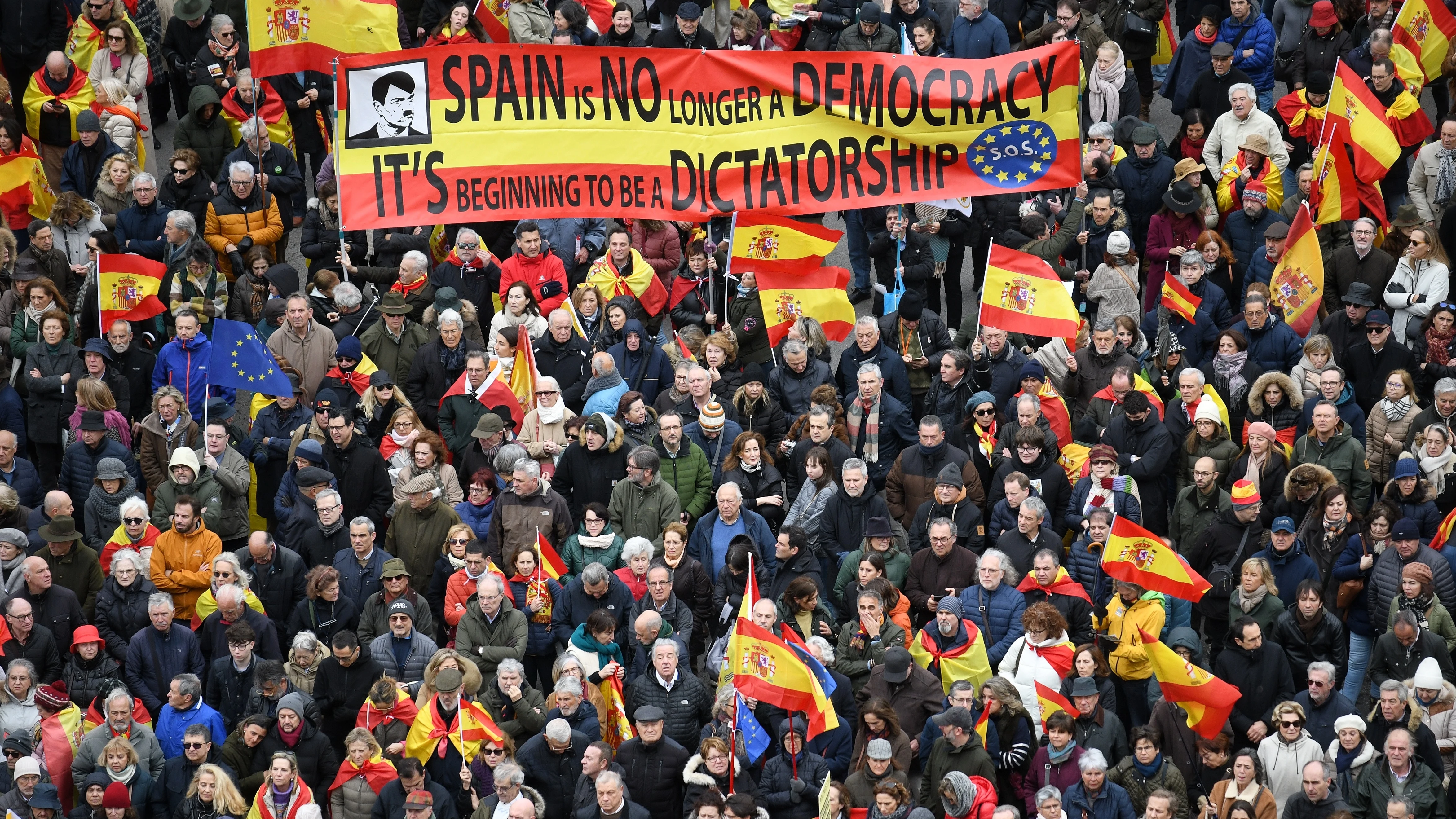 Miles de personas protestan en Madrid contra la amnistía, pidiendo la dimisión de Pedro Sánchez