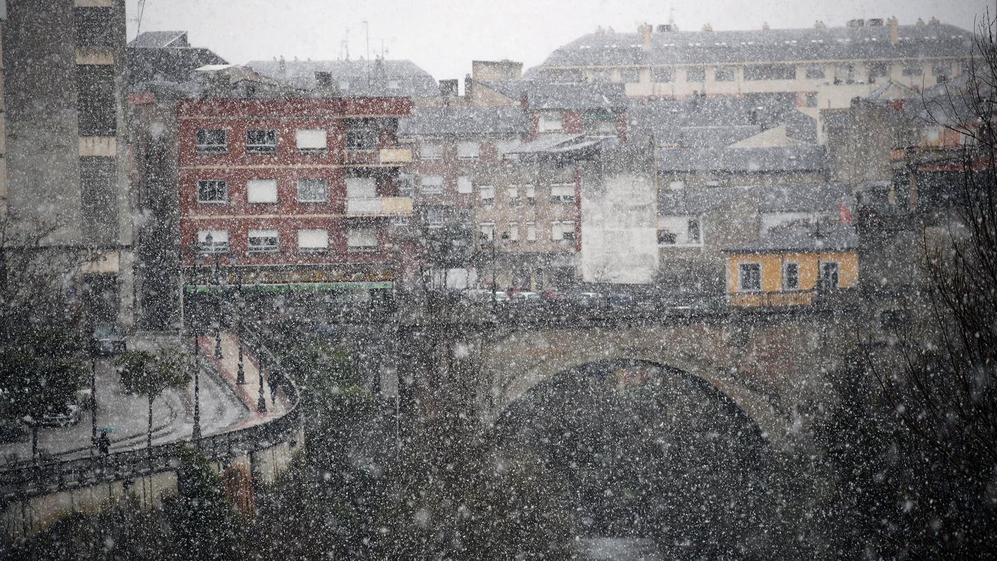 Temporal de nieve en El Bierzo este viernes. Temporal de nieve en El Bierzo este viernes.