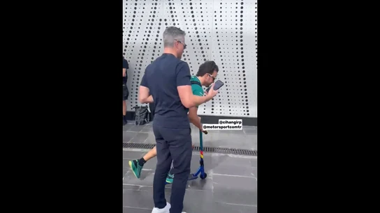 Fernando Alonso casi atropella a Schumacher con su patinete Fernando Alonso casi atropella a Schumacher con su patinete