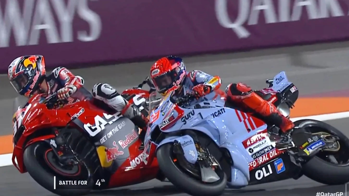 Pedro Acosta, adelantando a Marc Márquez