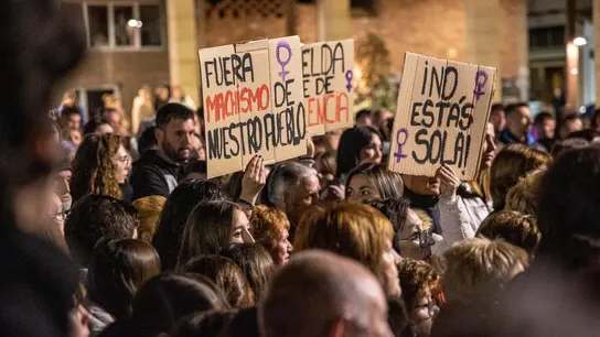 Cerca de medio millar de personas se concentran en Albelda para mostrar su rechazo tras lo ocurrido. Cerca de medio millar de personas se concentran en Albelda para mostrar su rechazo tras lo ocurrido.