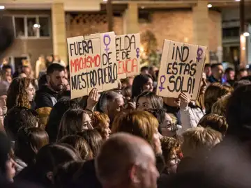 Cerca de medio millar de personas se concentran en Albelda para mostrar su rechazo tras lo ocurrido.