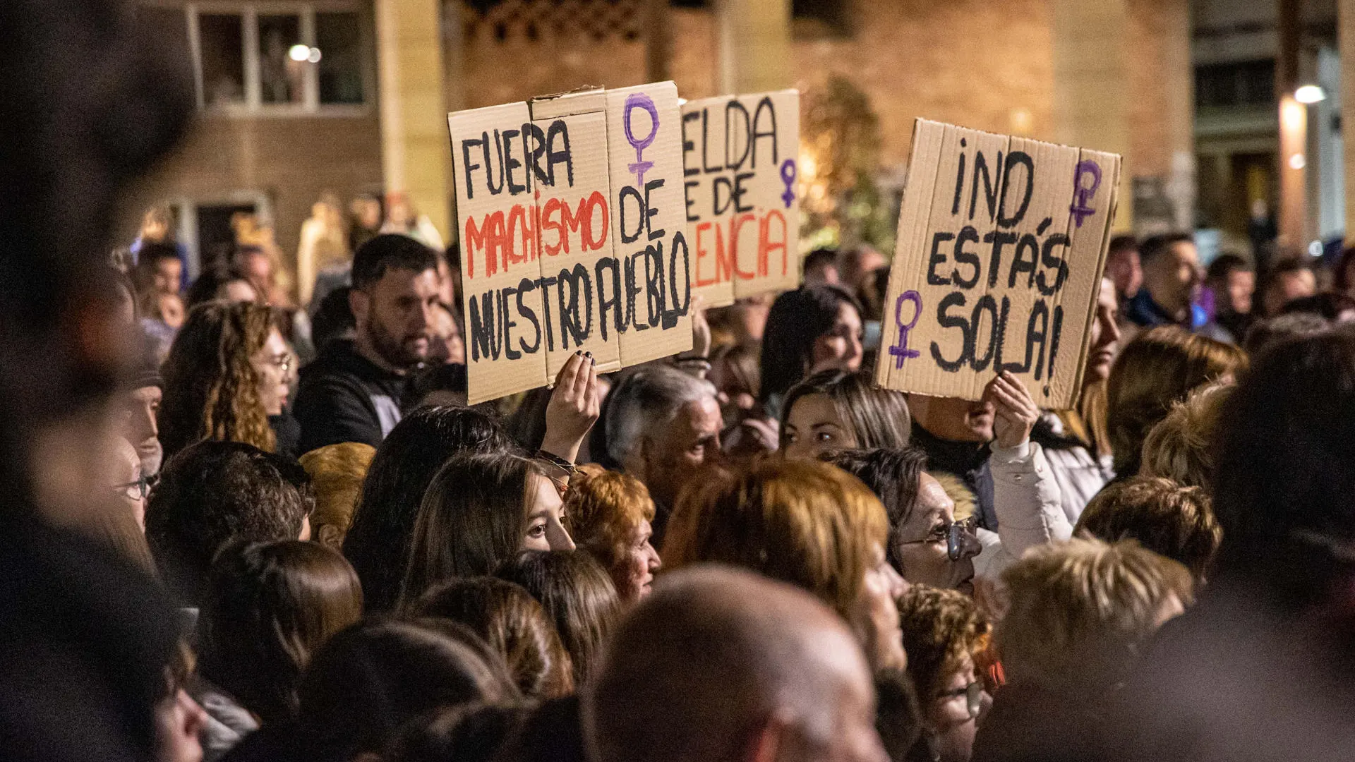 Cerca de medio millar de personas se concentran en Albelda para mostrar su rechazo tras lo ocurrido.