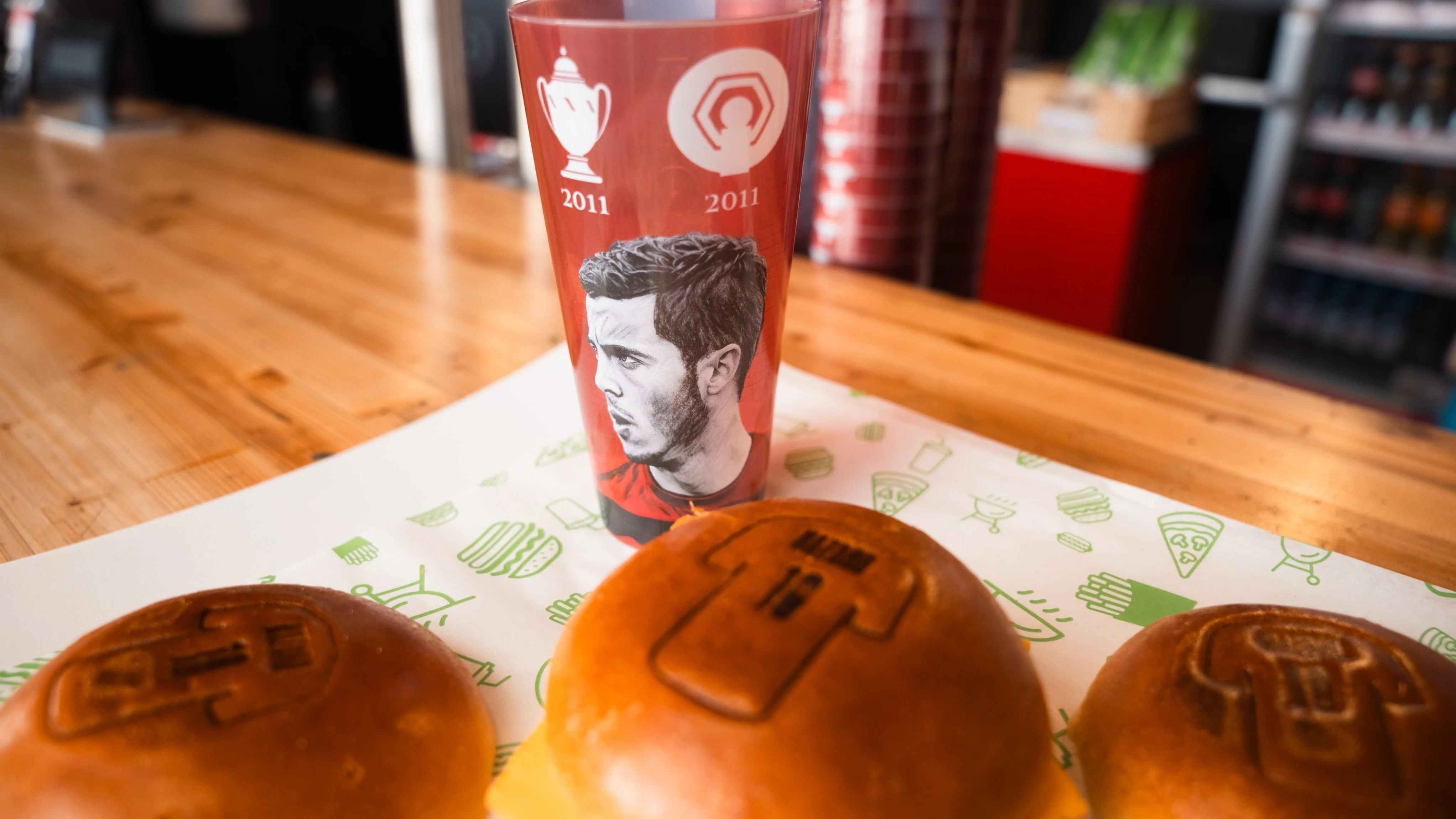 La hamburguesa con la camiseta de Hazard