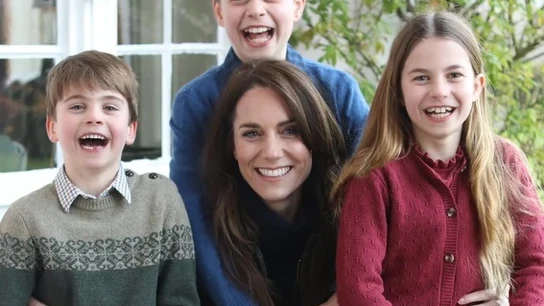 La imagen de la polémica de Kate Middleton junto a sus hijos La imagen de la polémica de Kate Middleton junto a sus hijos