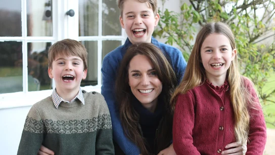 La imagen de la polémica de Kate Middleton junto a sus hijos La imagen de la polémica de Kate Middleton junto a sus hijos