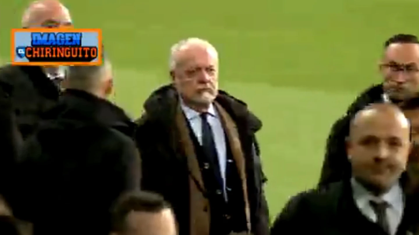 Inaudito: el presidente del Nápoles se lleva a un jugador en plena entrevista Inaudito: el presidente del Nápoles se lleva a un jugador en plena entrevista