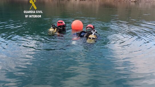 Imagen del rescate del buzo fallecido en una inmersi&oacute;n.