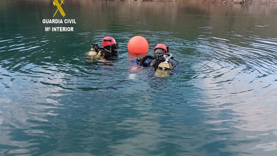 Imagen del rescate del buzo fallecido en una inmersión. Imagen del rescate del buzo fallecido en una inmersión.
