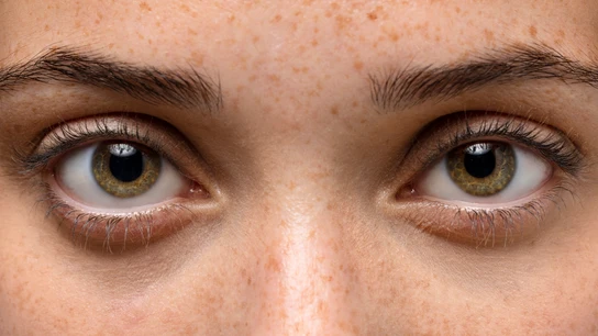 Una imagen de la mirada de una mujer.  Una imagen de la mirada de una mujer.