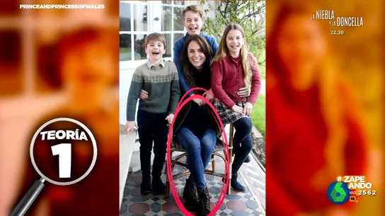 Las locas teorías de la conspiración sobre la foto manipulada de Kate Middleton Zapeando repasa las teorías más locas que han surgido en Internet alrededor de la fotografía manipulada de Kate Middleton con sus hijos. Ares Teixidó, Maya Pixelskaya o Thais Villas analizan detalles 'clave' como los niños o los árboles.