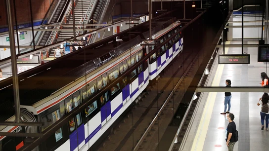 Pasajeros se dirigen a coger el metro en el intercambiador de Moncloa, en Madrid (España), a 1 de julio de 2020. Pasajeros se dirigen a coger el metro en el intercambiador de Moncloa, en Madrid (España), a 1 de julio de 2020.