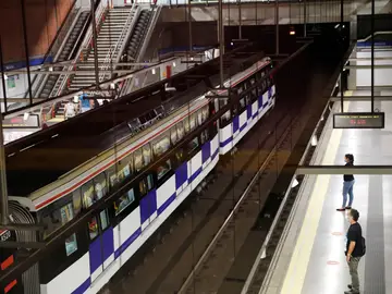 Pasajeros se dirigen a coger el metro en el intercambiador de Moncloa, en Madrid (España), a 1 de julio de 2020. 