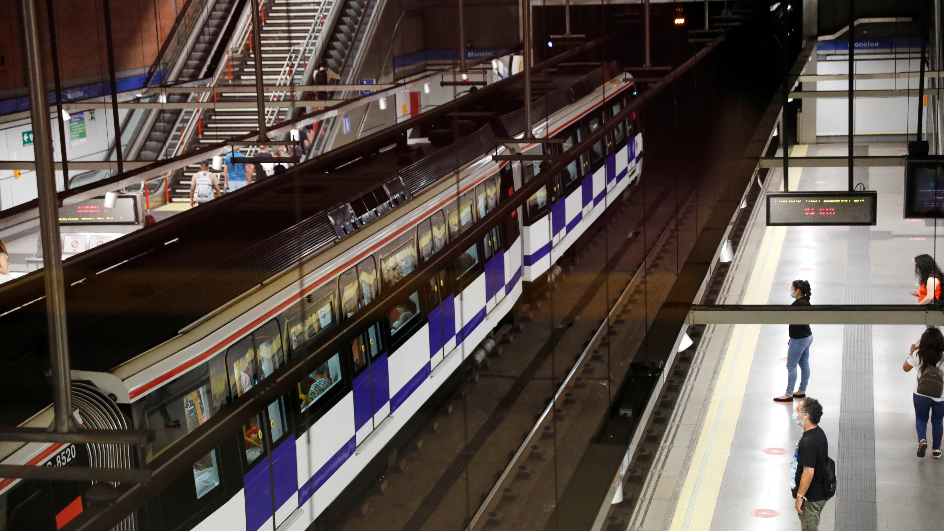 Pasajeros se dirigen a coger el metro en el intercambiador de Moncloa, en Madrid (España), a 1 de julio de 2020. 