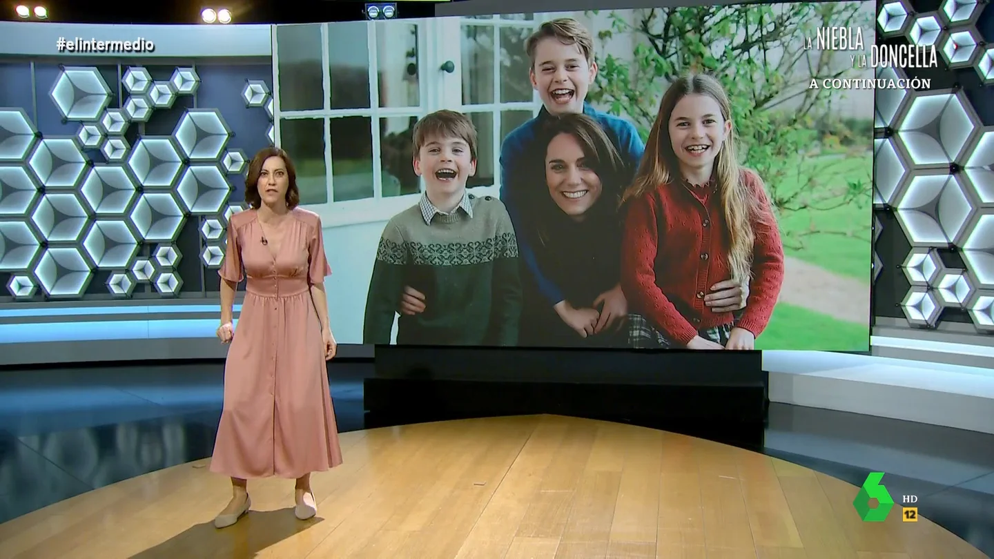 De la foto manipulada de Kate Middleton a las del rey Juan Carlos: Cristina Gallego 'demuestra' que la monarquía "no es real" Cristina Gallego analiza la polémica foto manipulada de Kate Middleton con sus hijos y en este vídeo desvela que no es la primera vez que se tira de Photoshop en la monarquía. Así quedaron las fotos de los reyes eméritos con sus nietos.