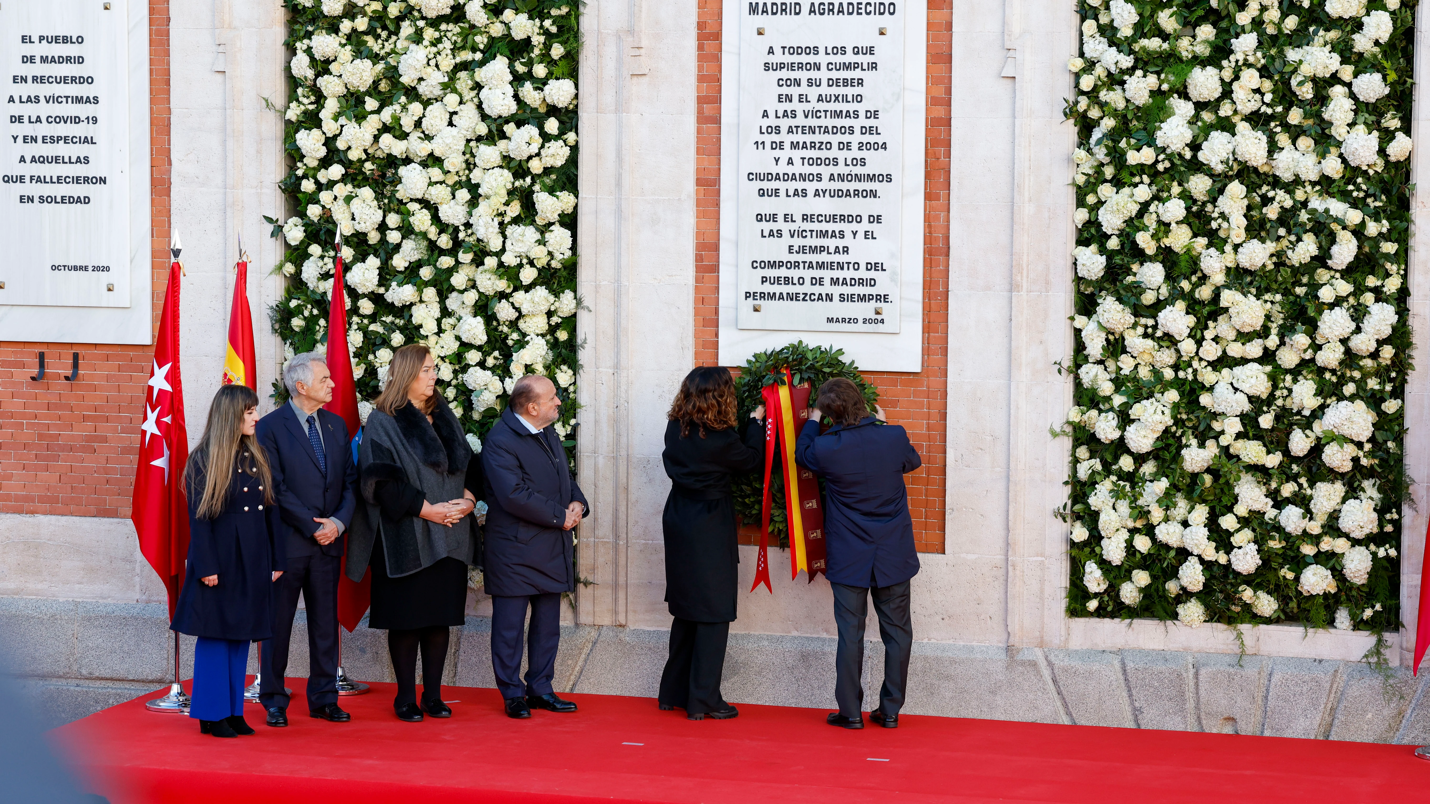 Isabel Díaz Ayuso y José Luis Martínez-Almeida realizan una ofrenda floral por el aniversario del 11M