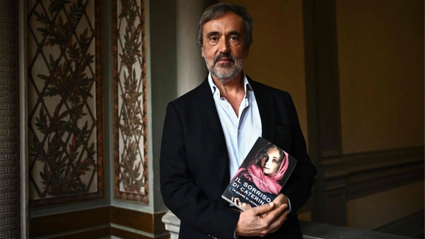 Carlo Vecce con la edici&oacute;n italiana de su libro 'Caterina'.