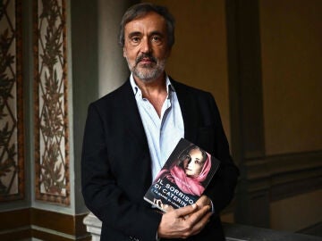 Carlo Vecce con la edición italiana de su libro 'Caterina'.