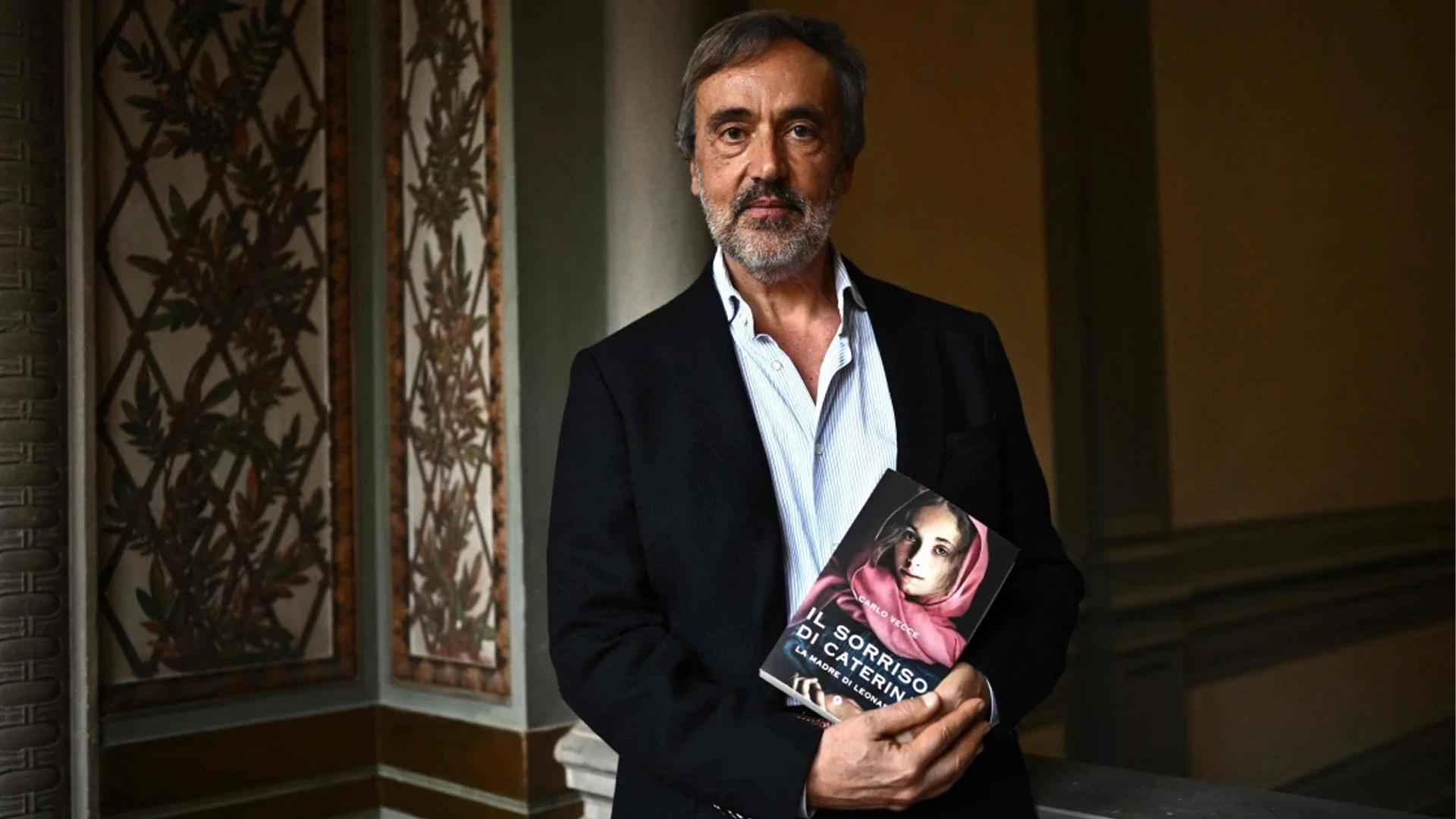 Carlo Vecce con la edición italiana de su libro 'Caterina'.