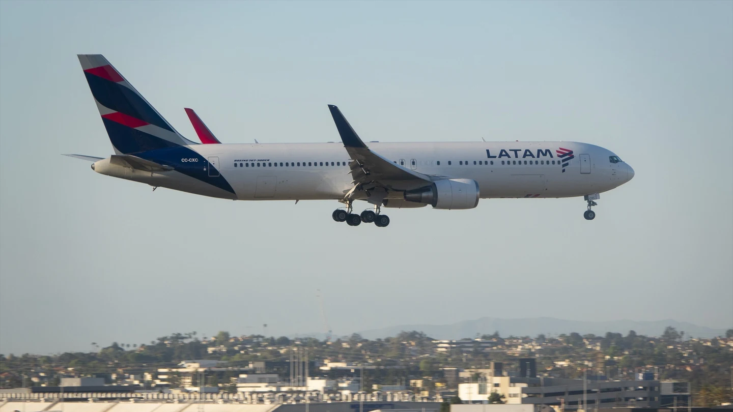 Imagen de archivo de un avión de Latam. Imagen de archivo de un avión de Latam.