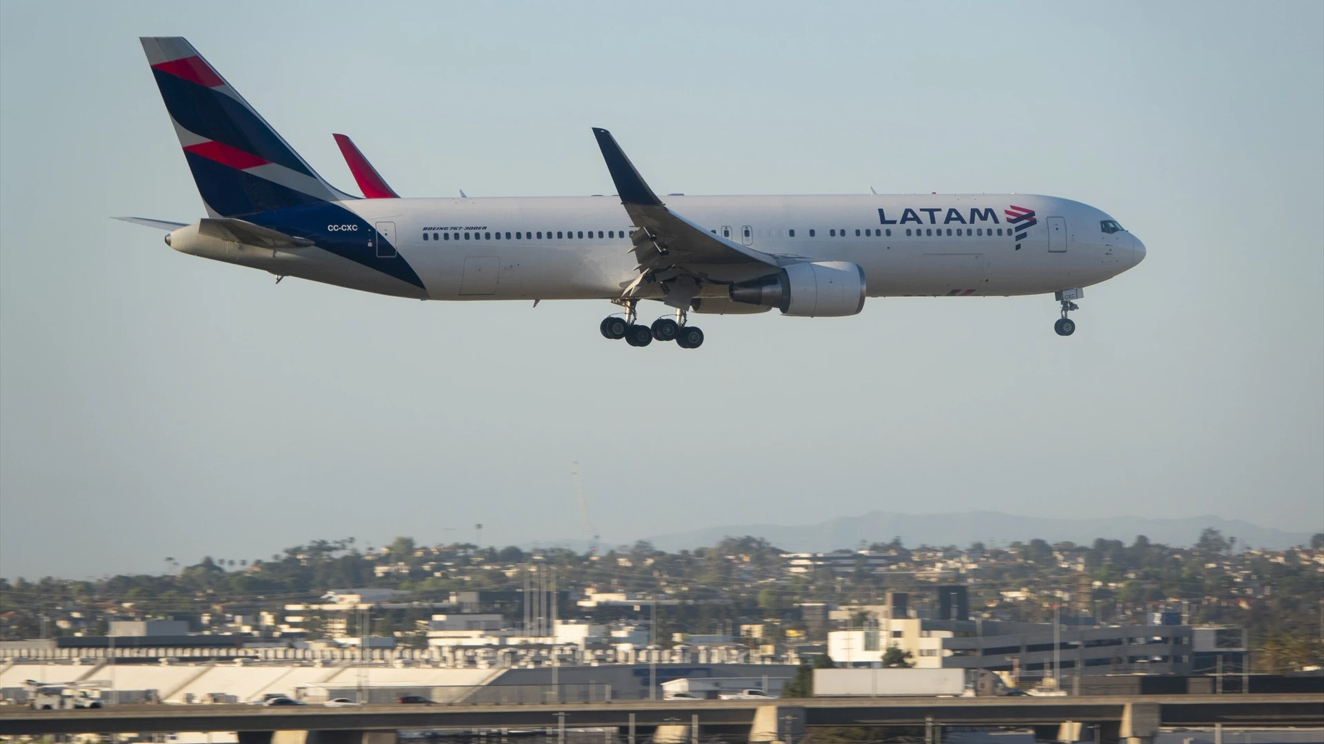 Imagen de archivo de un avión de Latam.