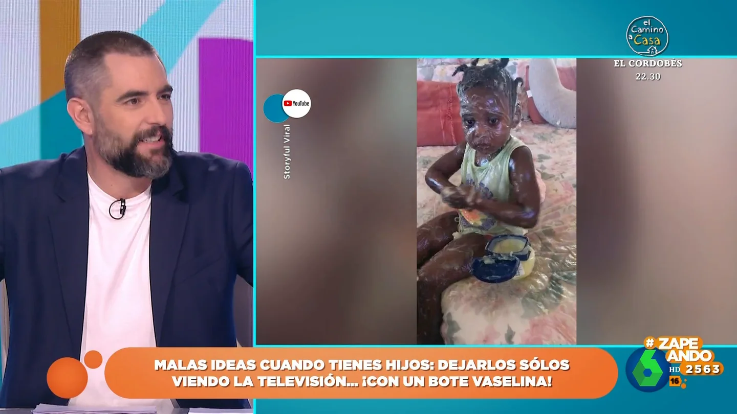 La reacción de Dani Mateo al ver lo que hizo una niña con un bote de vaselina Zapeando muestra en este vídeo de dejar a los niños a solas con un bote de vaselina. Así se encontró una madre a su hija que, apunta Cristina Pedroche, "se había convertido en la criatura más resbaladiza del mundo".