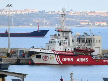 El barco de las ONG Open Arms y World Central Kitchen (WCK) en el puerto de Larnaca, Chipre